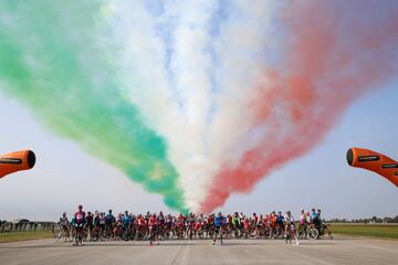 La unidad acrobática de la Fuerza Aérea Italiana Frecce Tricolori ha pasado sobre el pelotón con los colores de la bandera italiana antes del inicio de la etapa. 