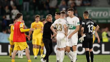 Elche (Alicante), 01/04/2023.- El técnico argentino del Elche, Sebastián Beccacece (c), con sus jugadores a la finalización del encuentro correspondiente a la jornada 27 de LaLiga Santander que han disputado hoy sábado frente al FC Barcelona en el estadio Manuel Martinez Valero de la localidad alicantina. EFE/Biel Aliño.