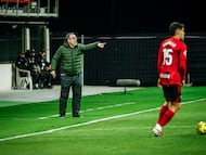 Sergio González en el banquillo de Anduva.