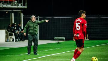 Sergio González en el banquillo de Anduva.