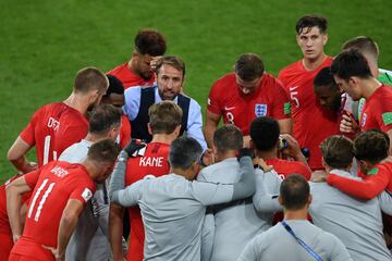 Gareth Southgate dando instrucciones a sus jugadores momentos antes de comenzar la prórroga.