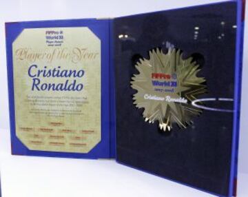 Cristiano Ronaldo inauguró en su tierra natal, Madeira, el museo que da forma a toda su trayectoria profesional. En la imagen el premio al mejor jugador del año 2007-2008 entregado por FIFPro.