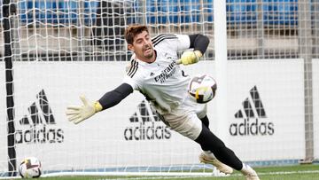 Courtois realiza una parada durante la sesión previa al encuentro frente al Sevilla.
