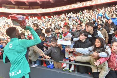 Iñaki Williams repartiendo regalos a la afición. 

