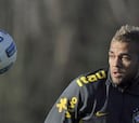 Alves: "Si tuviese dinero me llevaría a Neymar al Barça"