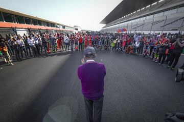 Buena parte de la caravana mundialista, con los pilotos de MotoGP a la cabeza, se concentraron en la parrilla de Portimao antes de la última carrera del año más difícil de la historia del campeonato por culpa de la pandemia del coronavirus. Lo hicieron para ovacionar por sorpresa a Carmelo Ezpeleta, CEO de Dorna y el jefe de las motos, en agradecimiento por su brillante gestión para sacar adelante una temporada que corrió el peligro de cancelarse y que al final contó con 14 pruebas en sólo 18 fines de semana, con dobletes nunca vistos en Jerez, Austria, Misano, Aragón y Valencia, y con una burbuja anti COVID-19 para proteger al campeonato. 