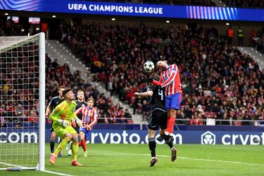 Cambio de juego de Barrios, centra de primeras sin dejarla botar Llorente, y Griezmann le gana la partida a un Kashia dormido para hacer el segundo.