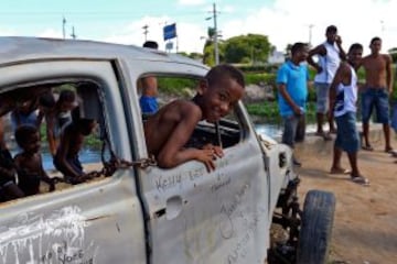 Varios niños juegan al fútbol en un barrio pobre de Olinda, a unos 18 km de Recife, en el noreste de Brasil, durante el Mundial de Brasil 2013 torneo de fútbol FIFA Confederaciones. El centro histórico de Olinda está catalogado como Patrimonio de la Humanidad por la UNESCO.