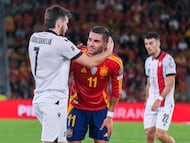 ELCHE (ALICANTE), 11/10/2025.- El delantero de España Ferrán Torres (c) junto a Khvicha Kvaratskhelia (i), de Georgia, en el partido de fútbol de la fase de clasificación para el Mundial que los combinados nacionales de España y Georgia disputan este sábado en el estadio Martínez Valero de Elche. EFE / Pablo Miranzo.