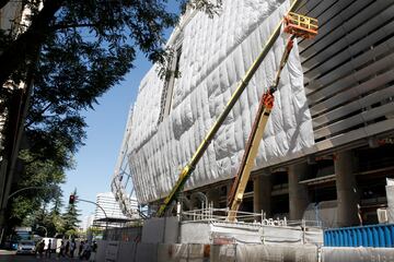 Las lamas de acero del Santiago Bernabéu por fuera.