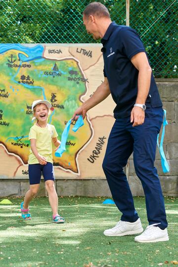 La leyenda del fútbol ucraniano y embajador de Laureus, Andriy Shevchenko, pidió más apoyo de salud mental para los jóvenes refugiados. 
Visitó una escuela de verano en Varsovia que está ayudando a los niños de Ucrania a recuperar el aprendizaje y el juego perdidos. 
Desde que la guerra se intensificó hace cinco meses, se han registrado al menos 5,8 millones de refugiados de Ucrania en toda Europa, la mitad de los cuales se estima que son niños y muchos no tienen acceso a la educación durante semanas.
Las escuelas de verano de Save the Children para niños de Ucrania en Polonia están proporcionando un refugio seguro donde los jóvenes refugiados pueden mejorar su educación, salud mental y bienestar psicosocial.