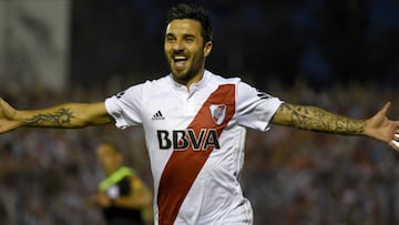 Un doblete de Scocco clasifica a River a cuartos de final