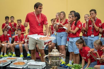 Roger Federer, nacido en Basilea hace 38 años, empezó en el torneo de su ciudad como recogepelotas. El día 27 de octubre conquistó su título por décima vez, y se le escapó alguna lagrimilla de emoción. Después tocó cumplir con una tradición: imponer la medalla de reconocimiento a los chavales que ahora son voluntarios... e invitarles a pizza.