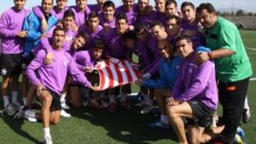 PREPARADOS. La plantilla en pleno del Real Ja&eacute;n posa para AS con la camiseta del Atl&eacute;tico, su rival en estos dieciseisavos de Copa.