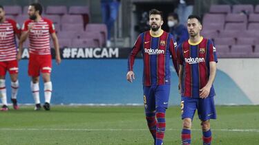 Los jugadores del Barça, tras perder con el Granada.