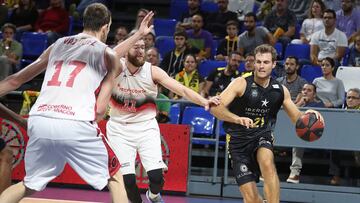 GRAF740. SANTA CRUZ DE TENERIFE, 03/11/2018.- El ala pívot estadounidense del Iberostar Tenerife, Tim Abromaitis (d), supera a los jugadores del Tecnyconta Zaragoza, Fran Vázquez (i) y el montenegrino Nananja Radovic (c), durante el partido de la 7ª jornada de la Liga Endesa, disputado hoy en Tenerife. EFE/Cristóbal García