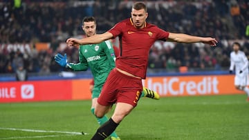 Edin Dzeko, disputando un bal&oacute;n en un partido de Champions League.