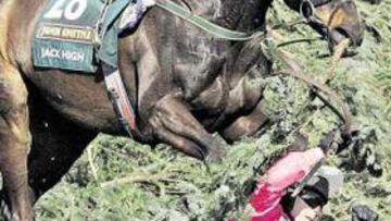 <b>UN GRAND NATIONAL ACCIDENTADO.</b> La 159 edición del Grand National resultó más accidentada de lo habitual. De inicio, la salida tuvo que ser repetida por las prisas de los jinetes, como se puede apreciar en la imagen inferior. Las numerosas caídas registradas en los 30 obstáculos del recorrido provocaron la intervención de los servicios médicos. Paul Carberry, uno de los hermanos que tomaban parte en la carrera, fue retirado tras caer, como se ve en la imagen de abajo.