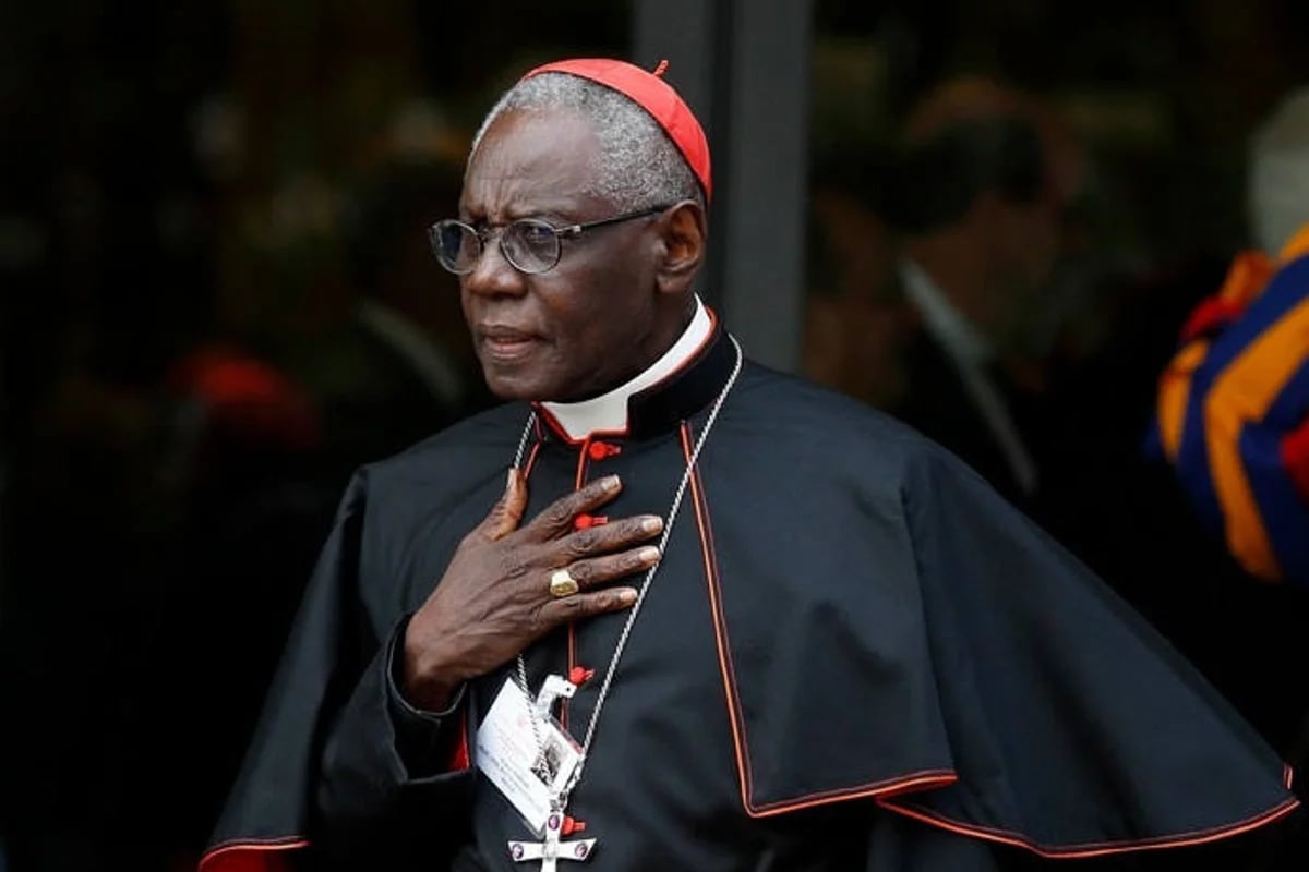 Quién es Robert Sarah, el polémico cardenal africano que está en la carrera para suceder al papa Francisco