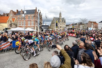 El pelotón recorre el centro histórico de Oudenaarde. 