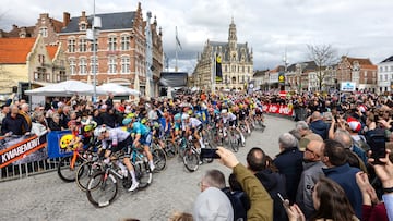 El pelotón recorre el centro histórico de Oudenaarde.