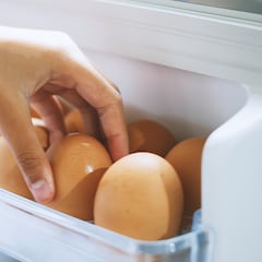 Lanzan una advertencia muy seria para todos los que guardan los huevos en la nevera y no piensan más en ello