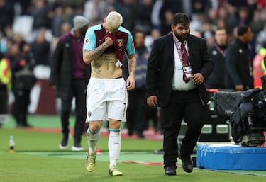 Tras la derrota de 0-3 ante el Burnley, seguidores de los Hammers ingresaron al campo para recriminar a sus jugadores.