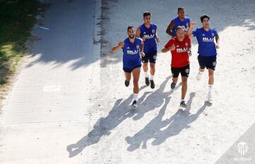 El Valencia entrena en el viejo cauce del río Turia