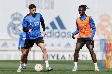 Valverde y Camavinga, durante el último entrenamiento del Madrid.