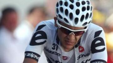 Carlos Sastre, exhausto tras cruzar la línea de meta en la cima de Verbier.