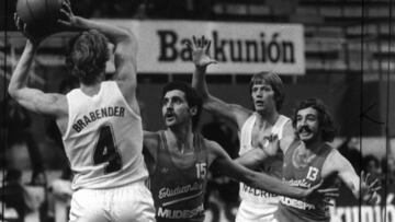 El madridista Wayne Brabender, ante el Estudiantes, en un derbi de finales de los sesenta.