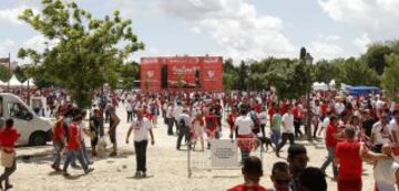 Mucha fiesta y alegría en las instalaciones de la Pradera de San Isidro donde se concentró la afición del Sevilla.