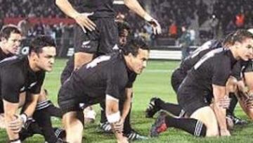 <b>ESTRENO. </b>El capitán, Tana Umaga, dirige el haka antes de enfrentarse a Suráfrica.