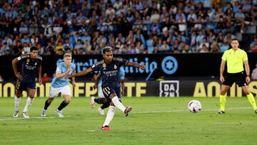 Iván Villar detiene el penalti. Rodrygo lanza desde los once metros a la derecha del portero del Celta que adivina el tiro y le hace un paradón al delantero brasileño.