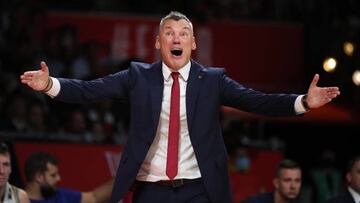 MUNICH, GERMANY - OCTOBER 18: Sarunas Jasikevicius, Head Coach of FC Barcelonain action during the 2022/2023 Turkish Airlines EuroLeague Regular Season Round 3 match between FC Bayern Munich and FC Barcelona at Audi Dome on October 18, 2022 in Munich, Germany. (Photo by Christina Pahnke/Euroleague Basketball via Getty Images)