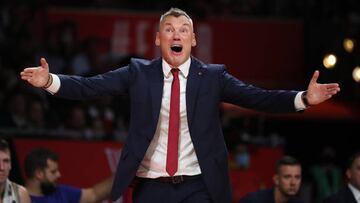 MUNICH, GERMANY - OCTOBER 18: Sarunas Jasikevicius, Head Coach of FC Barcelonain action during the 2022/2023 Turkish Airlines EuroLeague Regular Season Round 3 match between FC Bayern Munich and FC Barcelona at Audi Dome on October 18, 2022 in Munich, Germany. (Photo by Christina Pahnke/Euroleague Basketball via Getty Images)