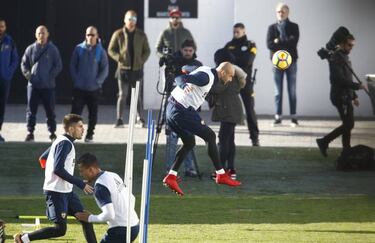 Valencia put Sandro operation on hold after Everton appoint Big Sam