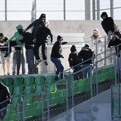 Varios hinchas se colaron en el partido, que era a puerta cerrada
