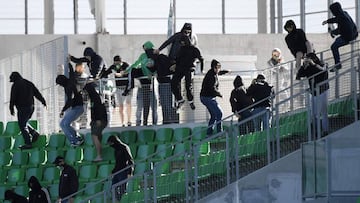 Varios hinchas se colaron en el partido, que era a puerta cerrada