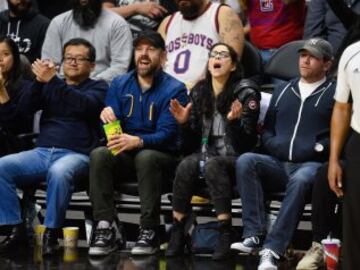 Los actores Jason Sudeikis y Sarah Silverman en el Staples Center durante el Clippers-Nuggets.