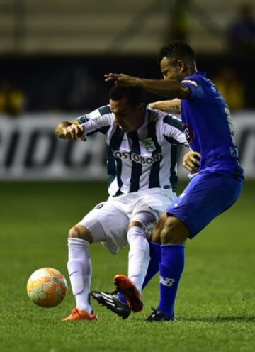 Colombia's Atletico Nacional player Alejandro Bernal (L) vies for the ball with Ecuador's Emelec Pedro Quinonez  during their Copa Libertadores football match at Jocay stadium in Manta, Ecuador, on May 7, 2015. AFP PHOTO / RODRIGO BUENDIA