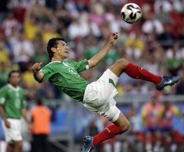 El delantero jugó dos Mundiales (2002 y 2006). Vistió la camiseta de México en 89 ocasiones. Es el segundo máximo goleador de la historia mexicana con 46 tantos.