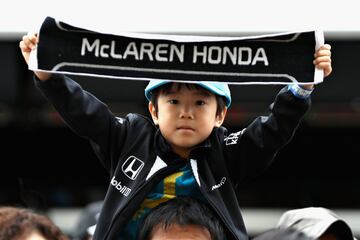 Un joven fan de McLaren Honda muestra su apoyo a la escudería.