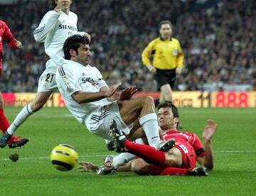 Enero de 2005. Partido Real Madrid-Zaragoza. Figo entra a por un bal¨®n y lesiona a C¨¦sar, que tuvo rotura del ligamento cruzado anterior de la rodilla izquierda.