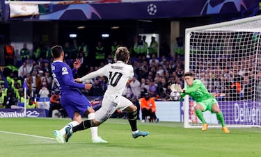 Luka Modric se interna por la derecha en el área del Chelsea que termina con un disparo cruzado que desvía Kepa Arrizabalaga.