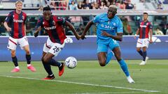 Jhon Janer Lucumí y Victor Osimhen durante el partido entre Bologna y Napoli por Serie A.