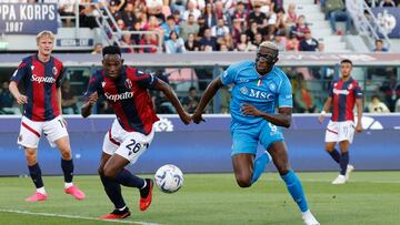 Jhon Janer Lucumí y Victor Osimhen durante el partido entre Bologna y Napoli por Serie A.