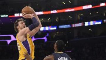 Pau Gasol realiza un lanzamiento sobre el francés Ian Manhinmi en el partido ante los Pacers.