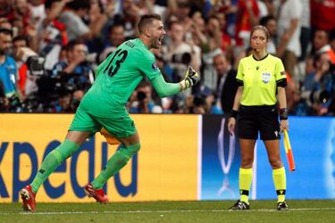 Liverpool's Adrián doubtful for Southampton trip after colliding with pitch invader