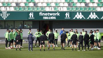 Pellegrini charla con sus jugadores. 